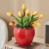 ZHDOKA Jarrón creativo de cerámica de fresa, jarrón en forma de fruta, estatua de fresa, adorno de mesa, jarrón de fresa de inspiración vintage para chimenea, boda, decoración de dormitorio (planta